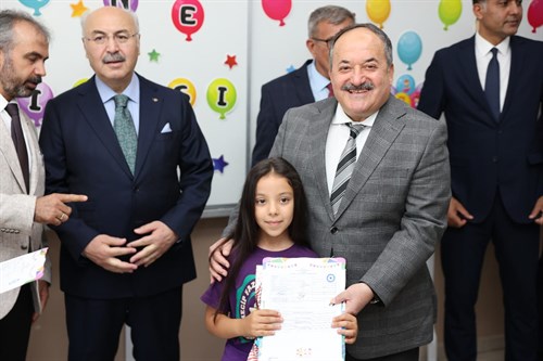 VALİ KÖŞGER VE KAYMAKAM İNCİ ÖĞRENCİLERİN KARNE SEVİNCİNE ORTAK OLDU