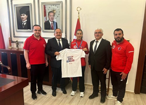 KAYMAKAM İNCİ MUAY THAİ DÜNYA ŞAMPİYONU OLAN SPORCUMUZ DOĞA DİKMEN'İ MAKAMINDA AĞIRLADI