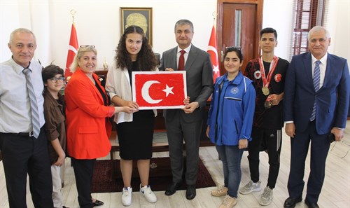 “19 MAYIS ATATÜRK’Ü ANMA, GENÇLİK VE SPOR BAYRAMI” VE “GENÇLİK HAFTASI” KAPSAMINDA GENÇLERİMİZ KAYMAKAM YAVUZ’U ZİYARET ETTİ